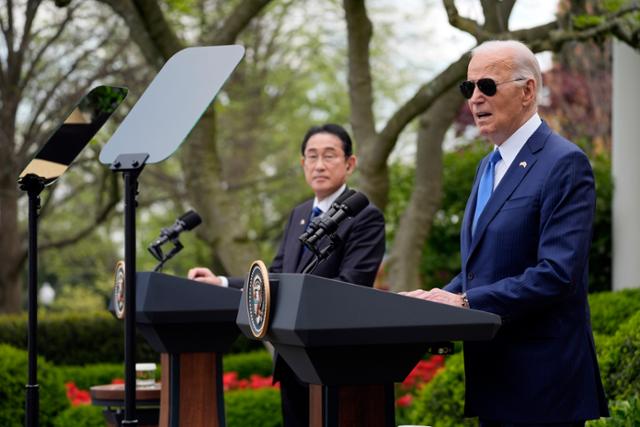조 바이든(오른쪽) 미국 대통령과 기시다 후미오 일본 총리가 지난달 10일 미국 백악관에서 공동 기자회견을 하고 있다. 워싱턴=AP 뉴시스
