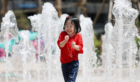 지난 19일 서울 중구 서울광장 내 분수대에서 한 어린이가 물놀이를 즐기고 있다. [사진=뉴시스]