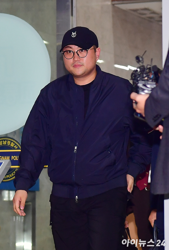 음주 뺑소니 혐의를 받는 트로트 가수 김호중이 지난 21일 오후 서울 강남구 강남경찰서에서 조사를 마친 뒤 경찰서를 나서고 있다. [사진=곽영래 기자]