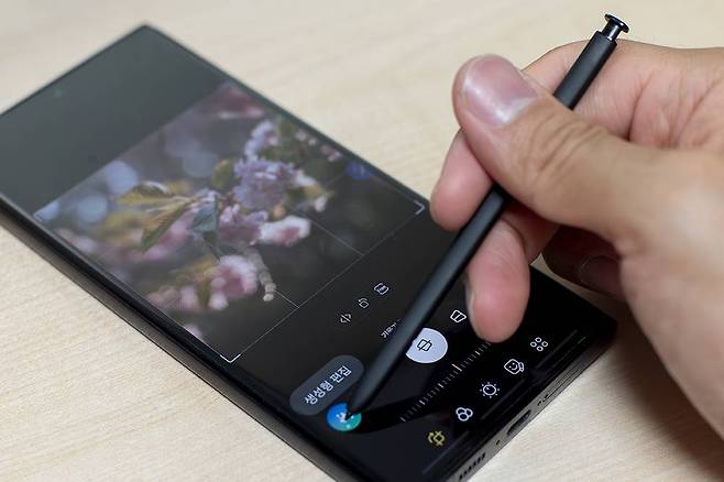 갤럭시 S 시리즈 및 최신 기기에 생성형 AI로 이미지를 채워 넣는 기능이 포함됩니다 / 출처=IT동아