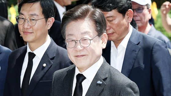 이재명 더불어민주당 대표가 23일 오후 경남 김해 봉하마을에서 열린 고(故) 노무현 전 대통령 서거 15주기 추도식에 참석하고 있다. 뉴스1