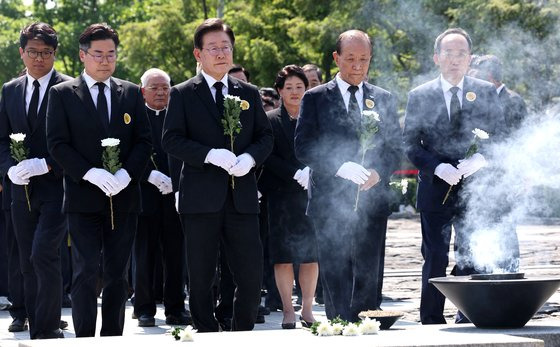 황우여 국민의힘 비상대책위원장과 이재명 더불어민주당 대표가 23일 오후 경남 김해 봉하마을에서 열린 고(故) 노무현 전 대통령 15주기 추도식에서 노 전 대통령의 묘역에 헌화하고 있다. 왼쪽부터 김준우 정의당 대표, 더불어민주당 박찬대 원내대표, 이재명 대표, 국민의힘 황우여 비대위원장, 추경호 원내대표. 뉴스1