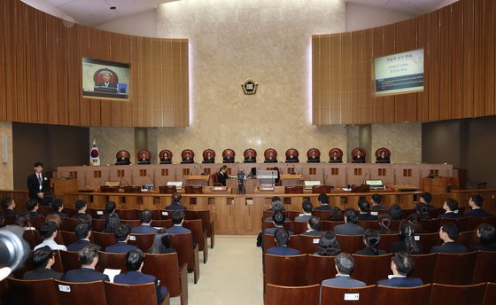 조희대 대법원장 등 대법관들이 23일 오후 서울 서초구 대법원 대법정에서 열린 전원합의체 선고에서 자리에 앉아 있다.    연합뉴스