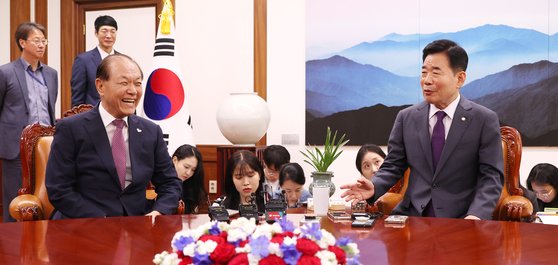 김진표 국회의장(오른쪽)이 20일 국민의힘 황우여 비상대책위원장과 환담하고 있다. 연합뉴스