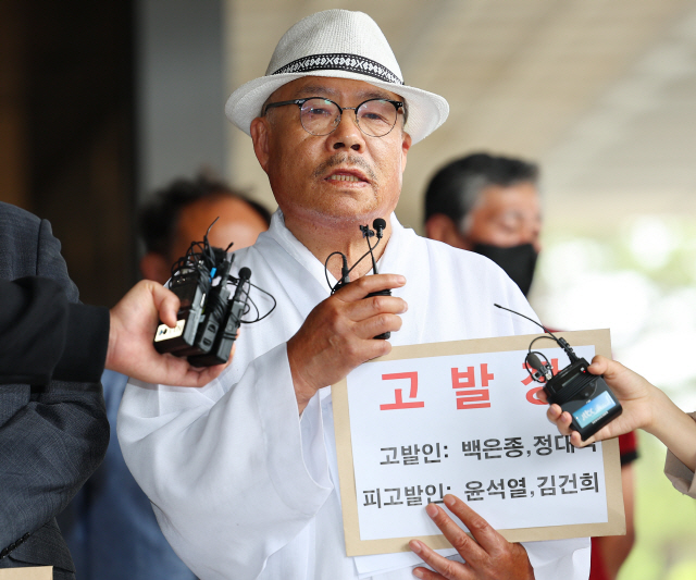 ▲ ‘명품 가방 의혹’ 관련 윤석열 대통령과 부인 김건희 여사를 고발한 인터넷 매체 서울의소리 백은종 대표가 지난 20일 오후 고발인 신분으로 조사를 받기 위해 서울 서초구 서울중앙지검에 출석하고 있다. 연합뉴스