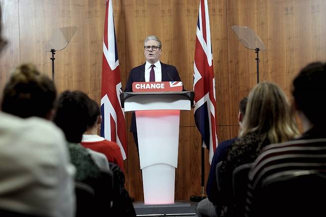 키어 스타머 영국 노동당 대표가 22일(현지시간) 런던 의회의사당에서 차기 총선과 관련된 연설을 하고 있다./ AP연합뉴스