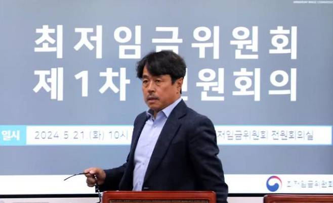 Kwon Soon-won, a professor at Sookmyung Women\'s University who was appointed to serve as the steering committee member of the minimum wage committee, enters the meeting hall during the first all-party meeting of the minimum wage committee at the Government Sejong Building in Seoul on Nov. 21. Yonhap