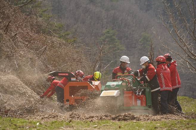 산림당국이 봄철 소각 산불 예방을 위해 농촌지역 영농부산물 파쇄를 지원하고 있다. 산림청 제공