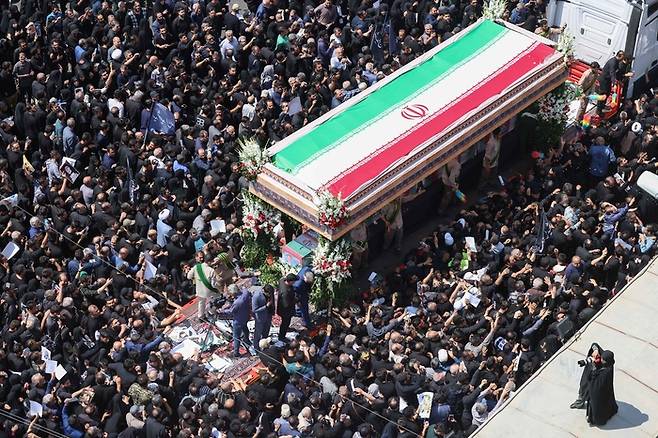 22일(현지시간) 이란 수도 테헤란에서 열린 에브라힘 라이시 이란 대통령의 장례식에 대규모 인파가 몰려 있다. AFP연합뉴스