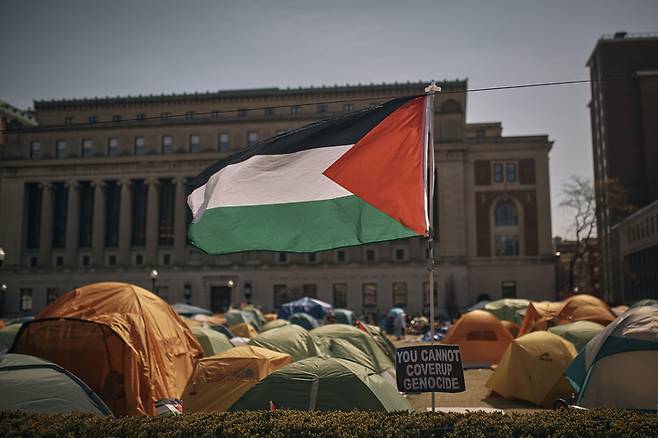 지난달 28일(현지시간) 미국 뉴욕 컬럼비아대 캠퍼스에 대형 팔레스타인 국기가 바람에 나부끼고 있다. 컬럼비아대에서는 가자지구 종전을 촉구하는 친팔레스타인 시위대의 ‘텐트 농성’이 일주일 넘게 이어지고 있다. AFP연합뉴스