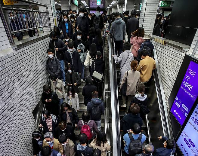 Commuters transfer subway trains at Sindorim Station in Seoul on Nov. 3, 2022. (Newsis)
