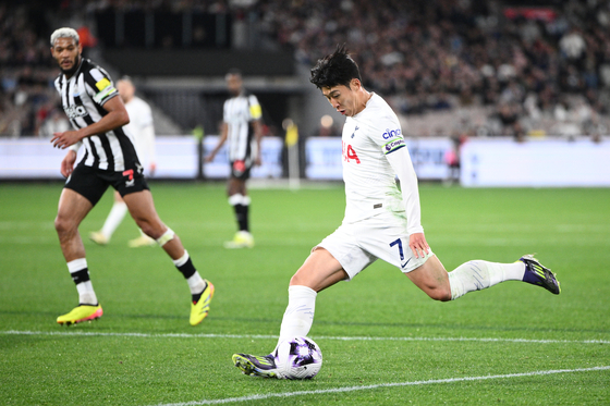 Tottenham Hotspur captain Son Heung-min, right, shoots during a postseason match against Newcastle United at Melbourne Cricket Ground in Melbourne, Australia on Wednesday. [EPA/YONHAP]