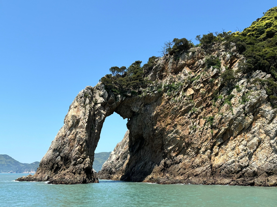 The so-called Elephant Rock seen during a boat tour around Yeongsan Island [LEE JIAN]