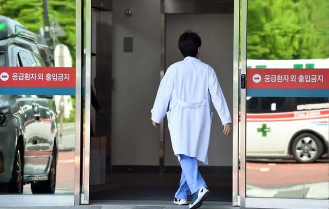 5월1일 서울 시내 한 대학병원으로 의료진이 들어가고 있다. 사진=곽경근 대기자