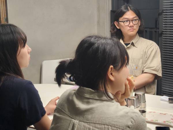 홍천행(오른쪽) 기독교윤리실천운동(기윤실) 간사가 21일 서울 동대문구 기윤실 모임 공간에서 교회에 가지 않는 가나안 청년들의 고민을 듣고 있다.