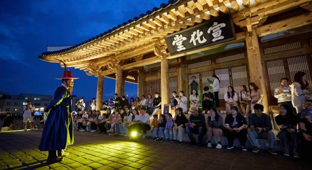 전주문화유산야행에 참여한 시민들이 전라감영에서 해설자의 설명을 듣고 있다. 전주문화유산야행 추진단 제공.