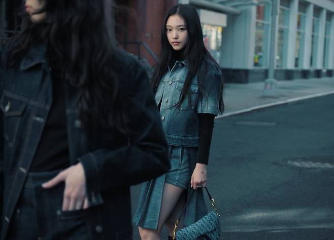 디올의 Denim Dior Oblique 캠페인. <디올>