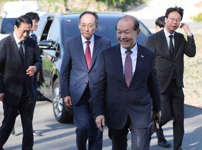 황우여 국민의힘 비상대책위원장과 추경호 원내대표가 23일 오후 경남 양산시 하북면 평산마을 문재인 전 대통령 사저를 방문해 문 전 대통령을 예방한 뒤 백브리핑을 하기 위해 이동하고 있다. /사진=뉴스1