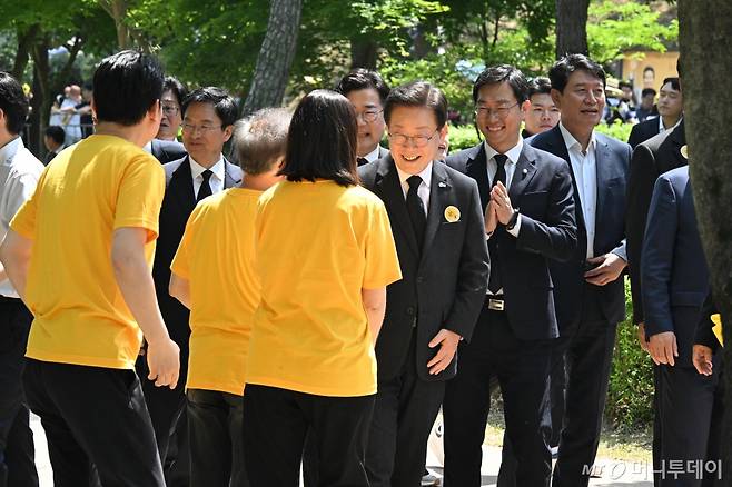 [김해=뉴시스] 차용현 기자 = 이재명 더불어민주당 대표가 23일 오후 경남 김해 봉하마을에서 열린 고(故) 노무현 전 대통령 서거 15주기 추도식에 참석하며 지지자들과 인사하고 있다. (공동취재) 2024.05.23. photo@newsis.com /사진=류현주