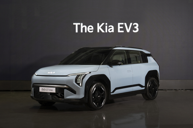 전기차 대중화를 이끌 기아의 전용 콤팩트 SUV 전기차가 탄생했다. 기아가 23일 월드프리미어 영상을 통해 더 기아 EV3(The Kia EV3)를 공개했다. /기아