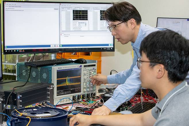 KT 연구원이 서울 서초구 KT연구개발센터에서 고속 양자 암호 키 분배 장비의 성능을 테스트하고 있다. [KT 제공]