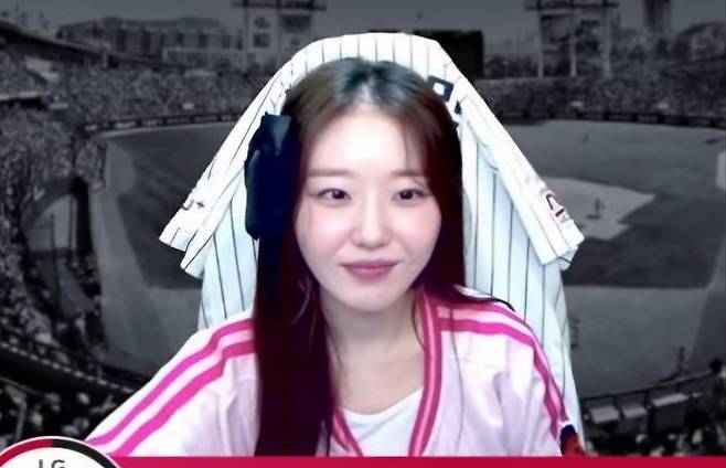 이수영 아나운서가 스포키 입중계를 통해 LG야구 중계를 하고 있다. 입중계는 라디오처럼 화면 없이 말로 전달하는 식으로 이뤄진다. [LG유플러스 스포키 캡처]