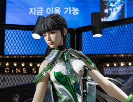 26일 서울 여의도 IFC몰에서 열린 ‘스텔라 블레이드’ 론칭 이벤트 현장에 게임 주인공 '이브'의 실물 크기 조형물이 놓여 있다. [연합]