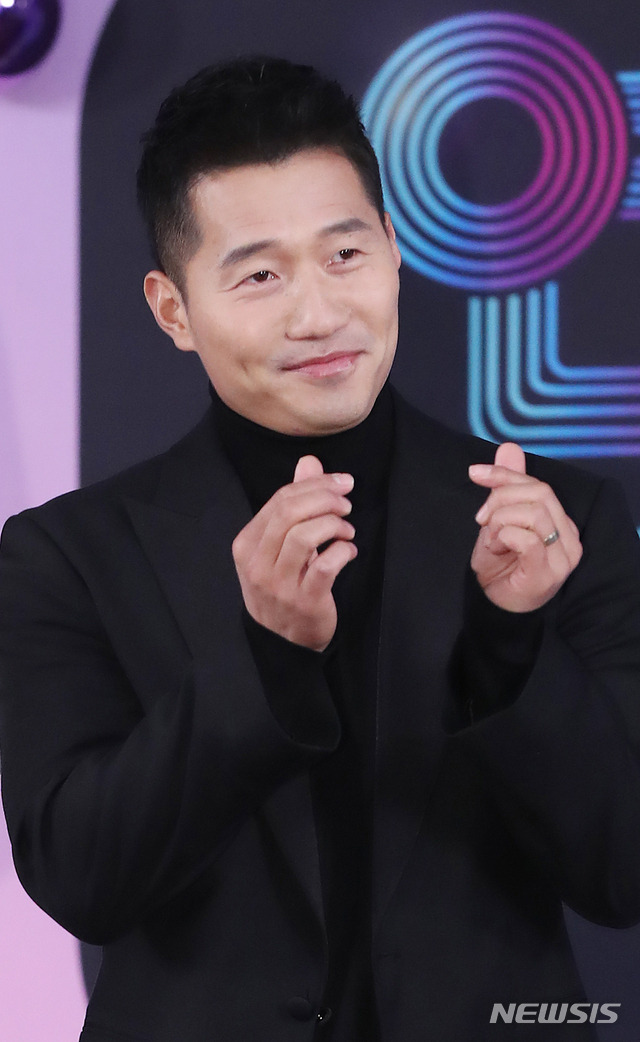 [서울=뉴시스]조수정 기자 =  2019 KBS 연예대상 시상식이 열린 지난 2019년 21일 오후 서울 여의도 KBS에서 '개훌륭' 반려견 훈련사 강형욱이 레드카펫으로 들어서며 포즈를 취하고 있는 모습. 2019.12.21. chocrystal@newsis.com