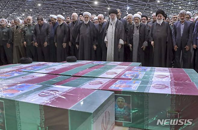 [테헤란=AP/뉴시스] 아야톨라 알리 하메네이 이란 최고지도자가 22일(현지시각) 수도 테헤란에서 열린 고 에브라힘 라이시 대통령과 헬기 추락 사고 희생자들의 영결식에서 기도하고 있다. 2024.05.23.