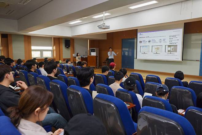 [인천=뉴시스] 2024년도 하반기 일학습병행·산업 아카데미 기업 초청 설명회에서 기업 담당자가 학생들에게 직무 등을 설명하고 있다. (사진=인하대 제공) *재판매 및 DB 금지