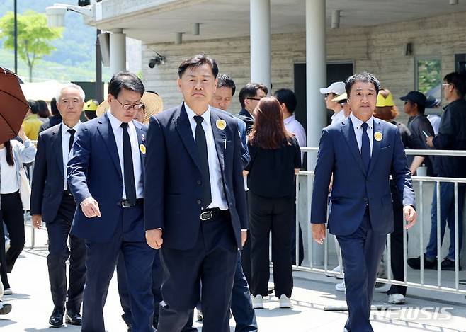 [전주=뉴시스] 김관영 전북특별자치도지사가 23일 경남 김해시 진영읍 봉하마을에서 열린 노무현 전 대통령 서거 15주기 추도식에 참석하고 있다. 2024.05.23 *재판매 및 DB 금지