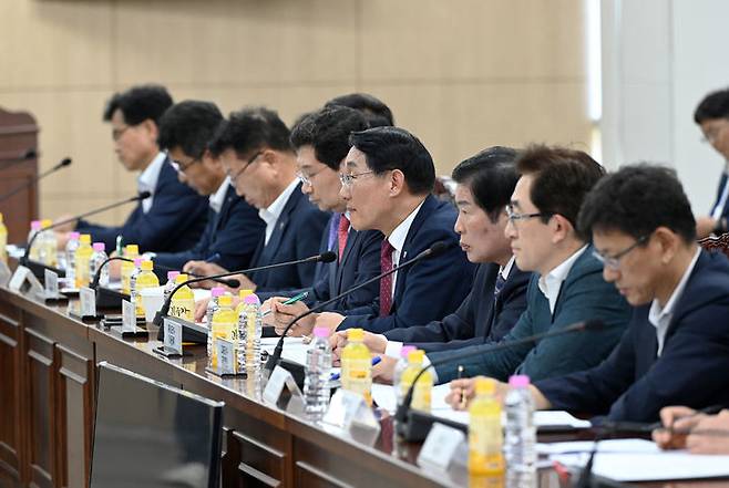 [홍성=뉴시스] 이용록 홍성군수가 국토교통부 ‘제6차 신규 국가산업단지 범정부 추진지원단 회의’에 참석, 사업 추진현황을 설명하고 정부의 적극적인 지원을 요청하고 있다. *재판매 및 DB 금지