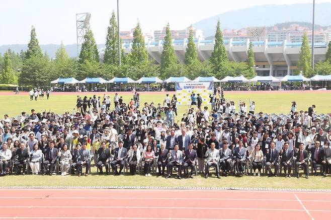 [창원=뉴시스]23일 창원스포츠파크 보조경기장에서 참가자들이 구호를 외치고 있다.2024.05.23.(사진=경남교육청 제공) photo@newsis.com *재판매 및 DB 금지