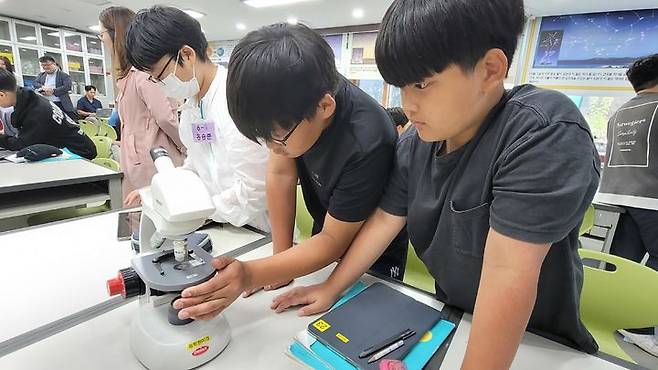 [과천=뉴시스] 박종대 기자 = 23일 오후 경기 과천시 청계초등학교 1층 과학실에서 6햑년 1반 학생들이 '식물의 구조와 기능'을 주제로 다룬 교육과정에서 제시하는 현미경을 활용한 세포 관찰 수업에 참여하고 있다. 2024.05.23. pjd@newsis.com *재판매 및 DB 금지
