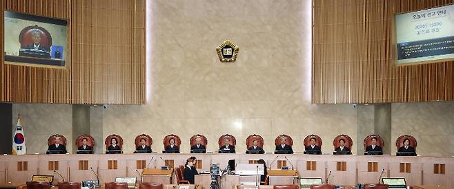 조희대 대법원장 등 대법관들이 23일 오후 서울 서초구 대법원 대법정에서 열린 전원합의체 선고에서 자리에 앉아 있다. 연합뉴스