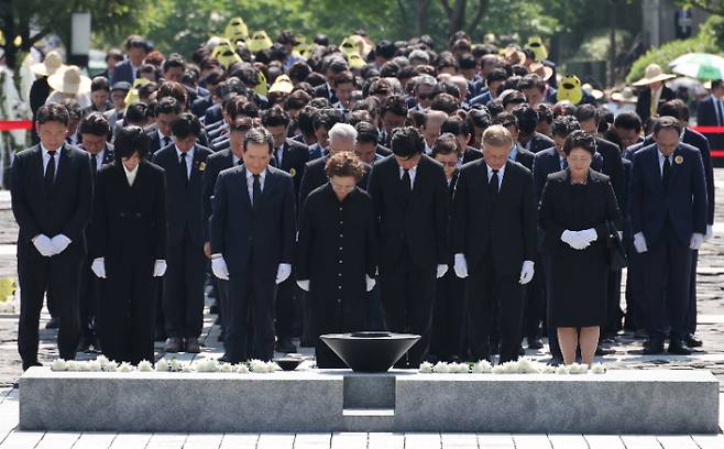 23일 오후 경남 김해 봉하마을에서 열린 고 노무현 전 대통령 서거 15주기 추도식에서 권양숙 여사와 문재인 전 대통령 내외, 한덕수 국무총리를 비롯한 여야 정치인들이 묘역을 참배하고 있다. 연합뉴스