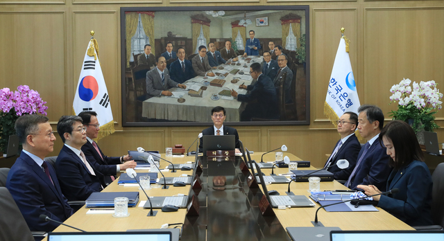 한국은행 금융통화위원회는 23일 정책방향회의를 열고 기준금리를 현 수준인 3.5%로 11차례 연속 동결했다. 한국은행