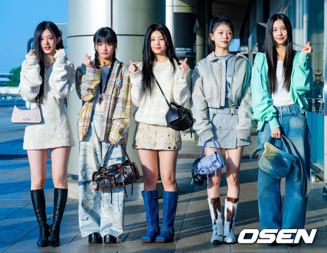 [OSEN=김포공항, 민경훈 기자] 걸그룹 아일릿(ILLIT)이 10일 오전 KCON JAPAN 2024(케이콘 재팬 2024) 및 해외 일정을 위해 김포공항을 통해 일본 도쿄로 출국했다.케이콘 재팬 2024(KCON JAPAN 2024)는 오는 10일부터 3일간 일본 지바현에 위치한 Makuhari Messe(마쿠하리 멧세)에서 열린다.아일릿이 출국하며 팬들과 취재진을 향해 인사하고 있다. 2024.05.10 / rumi@osen.co.kr