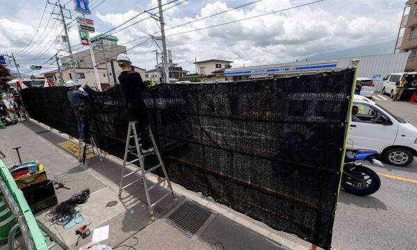 관광객이 지나치게 몰려 주민 불편이 커지자 지방자치단체가 야마나시현 가와구치코정의 편의점 맞은편 보행로에 높이 2.5m, 길이 20m의 검은 가림막을 설치하고 있다. 가와구치코=AFP연합뉴스
