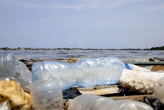 아프리카 해안가에 쌓인 플라스틱 생수병. EPA·연합뉴스