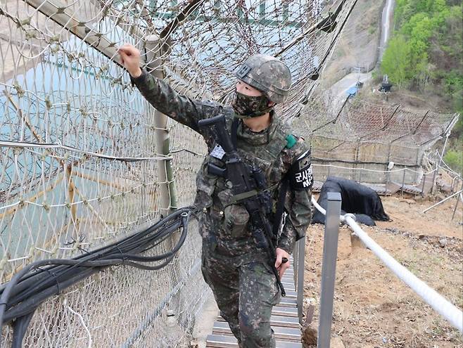 육군 전방 GOP 부대 소속 장교가 철책에 설치된 광망 센서를 점검하고 있다. 세계일보 자료사진