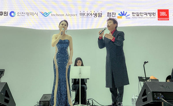 22일 인천공항에서 열린 ‘김장훈의 누워서보는 콘서트’에서 바리톤 김동규(오른쪽)와 소프라노 한아름의 합동 공연 모습
