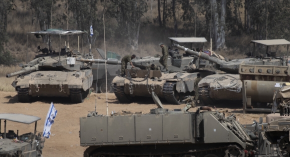 이스라엘 탱크 - 2024년 5월 22일(현지시간) 이스라엘 남부 가자지구 접경지역으로 이스라엘 탱크들이 배치돼 있으며 중심의 탱크 위에 한 병사가 서 있다. / 사진=UPI 연합뉴스