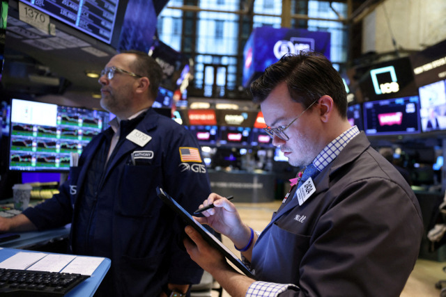 미국 뉴욕 맨해튼 뉴욕증권거래소(NYSE)에서 트레이더들이 업무를 보고 있다. 로이터연합뉴스