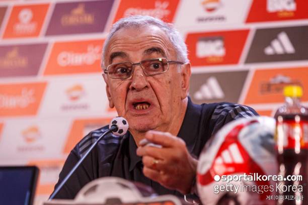 페루 매체 '라 레푸블리카'는 22일(한국시간) "페루 1부리그에서 5위를 기록 중인 ADT(타르마)에서 활약하고 있는 최구름이 내달 14일 미국에서 개막하는 코파아메리카 페루대표팀 예비엔트리에 승선했다"는 소식을 보도했다. 이어 "한국 출신 최구름이 페루를 위해 뛸 것으로 보인다. 그는 호르헤 포사티 감독에 의해 깜짝 선택을 받았다. 그는 2024년 리그에서 좋은 성적을 거두고 있는 ADT에서 센터백으로 활약하고 있다"고 덧붙였다. 최구름은 올 시즌 리그 15경기, 컵대회 1경기에 출전하며 팀의 주전 수비수로 활약하고 있다. / 사진=게티이미지코리아