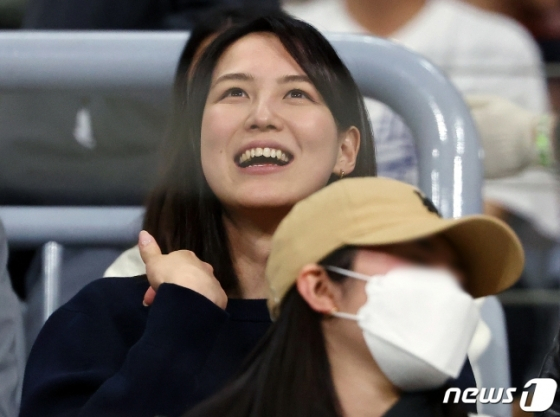 오타니의 아내 다나카 마미코가 3월 18일 경기를 관전하며 환하게 웃고 있다. /사진=뉴스1