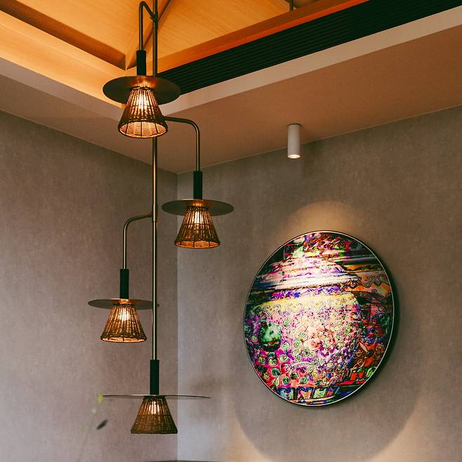 객실 내 오브제와 예술 작품을 구경하는 재미가 쏠쏠하다