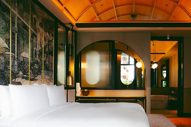 호텔에서 가장 유명한 객실인 테라스 스위트의 침실