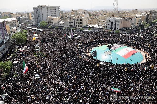 구름 인파 (테헤란 로이터=연합뉴스) 22일(현지시간) 이란 테헤란에서 열린 에브라힘 라이시 대통령의 장례식에 군중이 운집했다. 2024.5.22