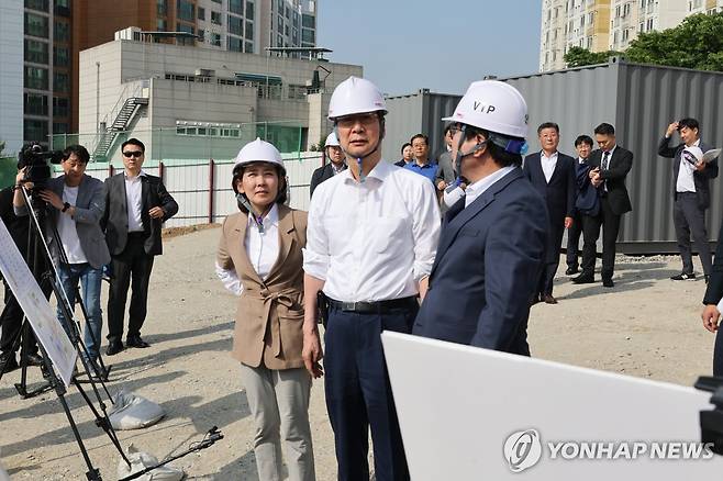 흑석동 9구역 현장점검 하는 한덕수 총리 (서울=연합뉴스) 최재구 기자 = 한덕수 국무총리가 22일 서울 동작구 흑석동 흑석 재정비 촉진지구를 방문해 관계자의 안내를 받으며 9구역 현장을 점검하고 있다. 2024.5.22 jjaeck9@yna.co.kr